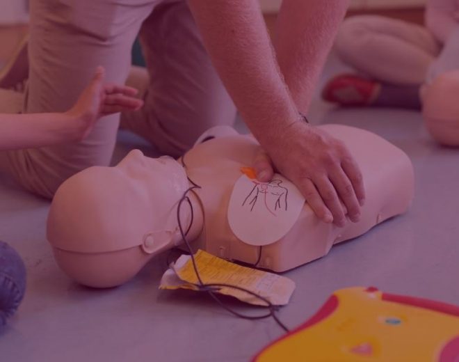What’s the difference between a manual defibrillator and an AED?